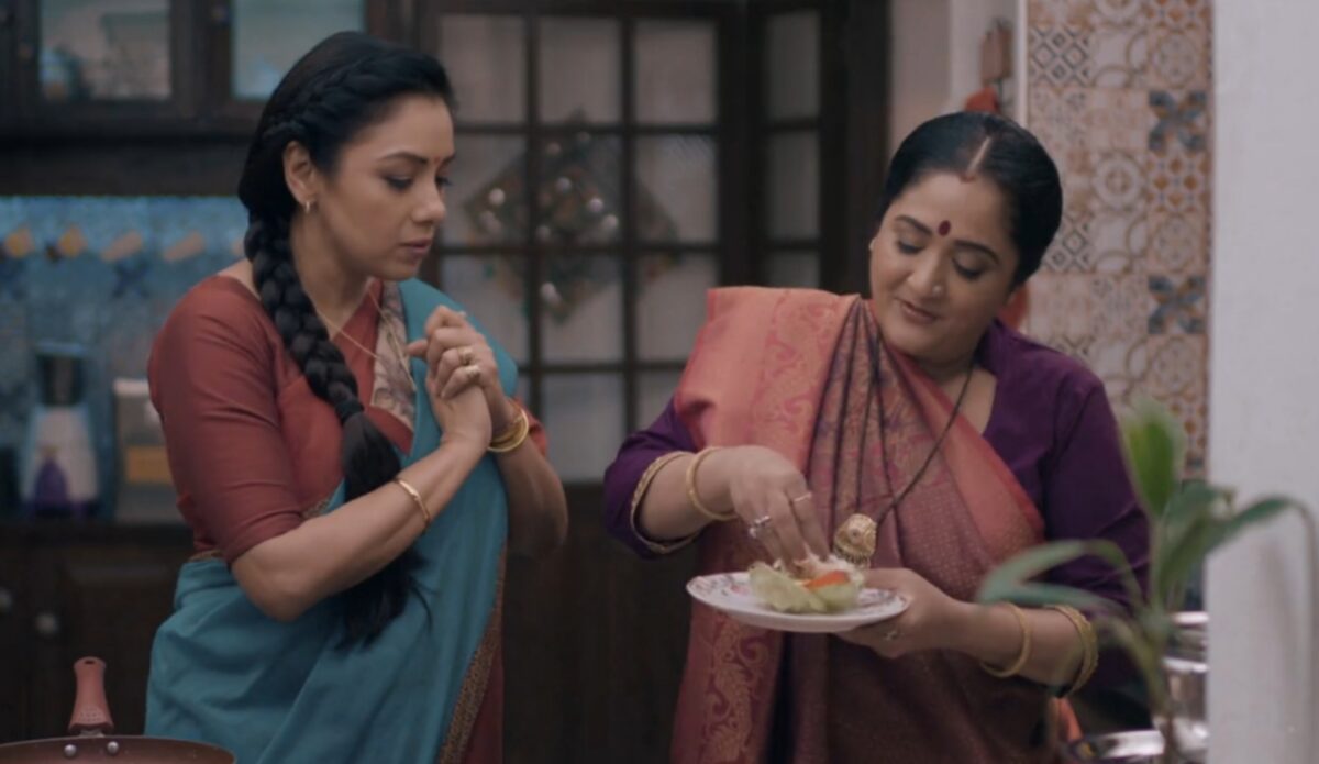 Anupama: Customers call Kavya as bad staff; Baa smirks