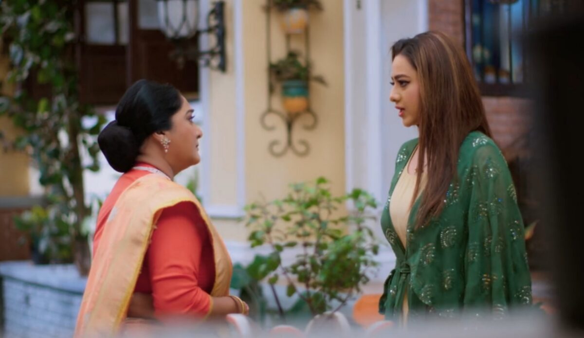 Anupama: Kavya shows owner rights on Shah mansion; insults Baa